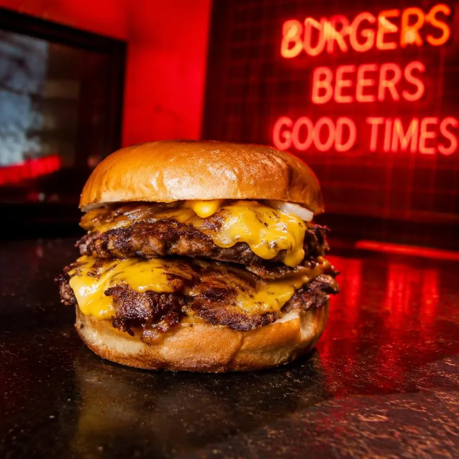 Hamburguesa doble con cheddar